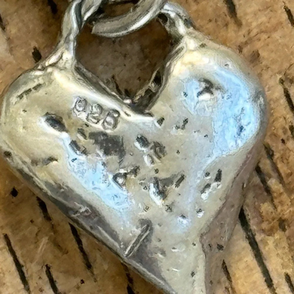 Detailed sterling silver chunky bracelet with a rustic heart - Picture 7 of 9
